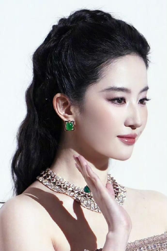 宝石流转熠熠生辉，美人自有从容风骨。
 
刘亦菲这组活动造型格外惊艳，鎏金礼服缀