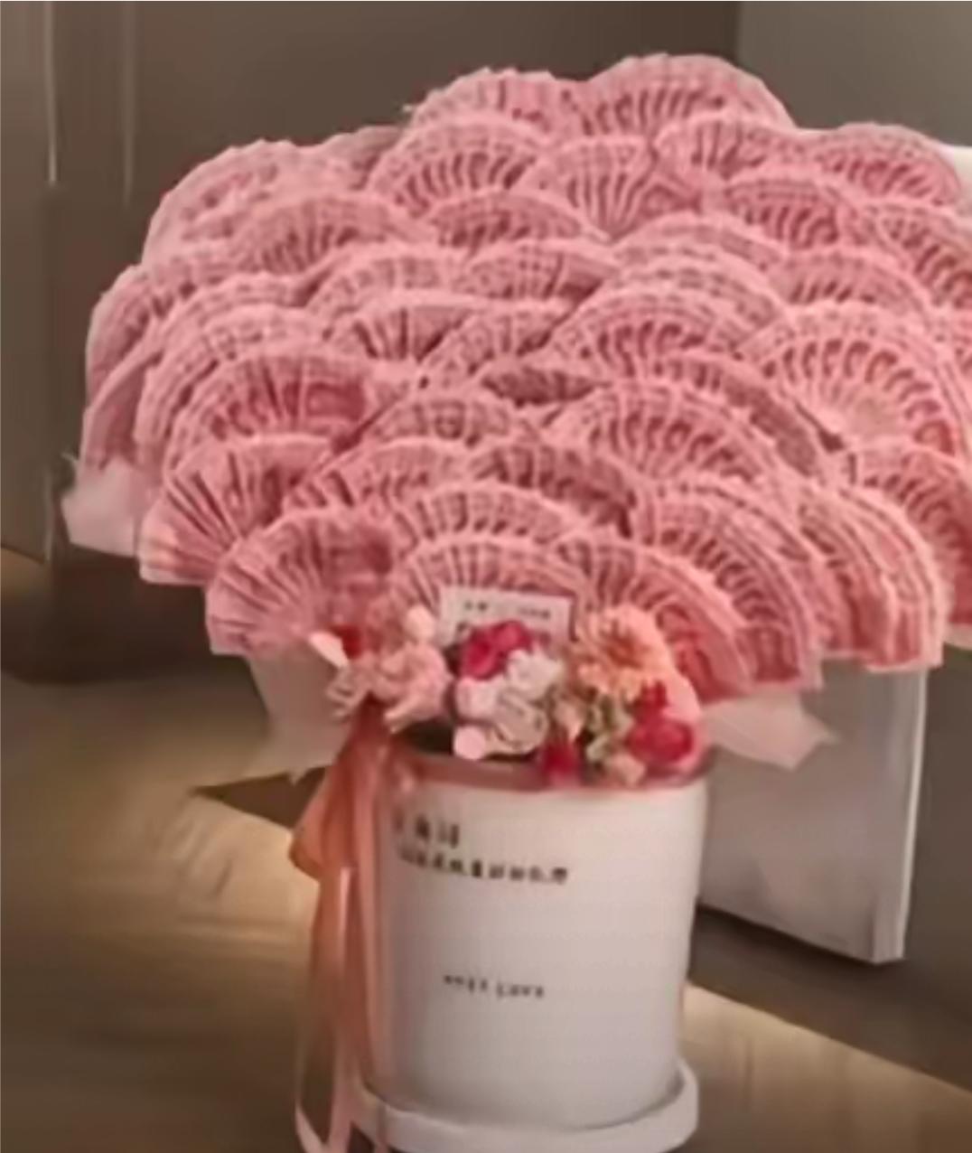 一个真正爱你的人，不是每天把我爱你挂在嘴边，而是要有实际行动，重在细节上，你看这