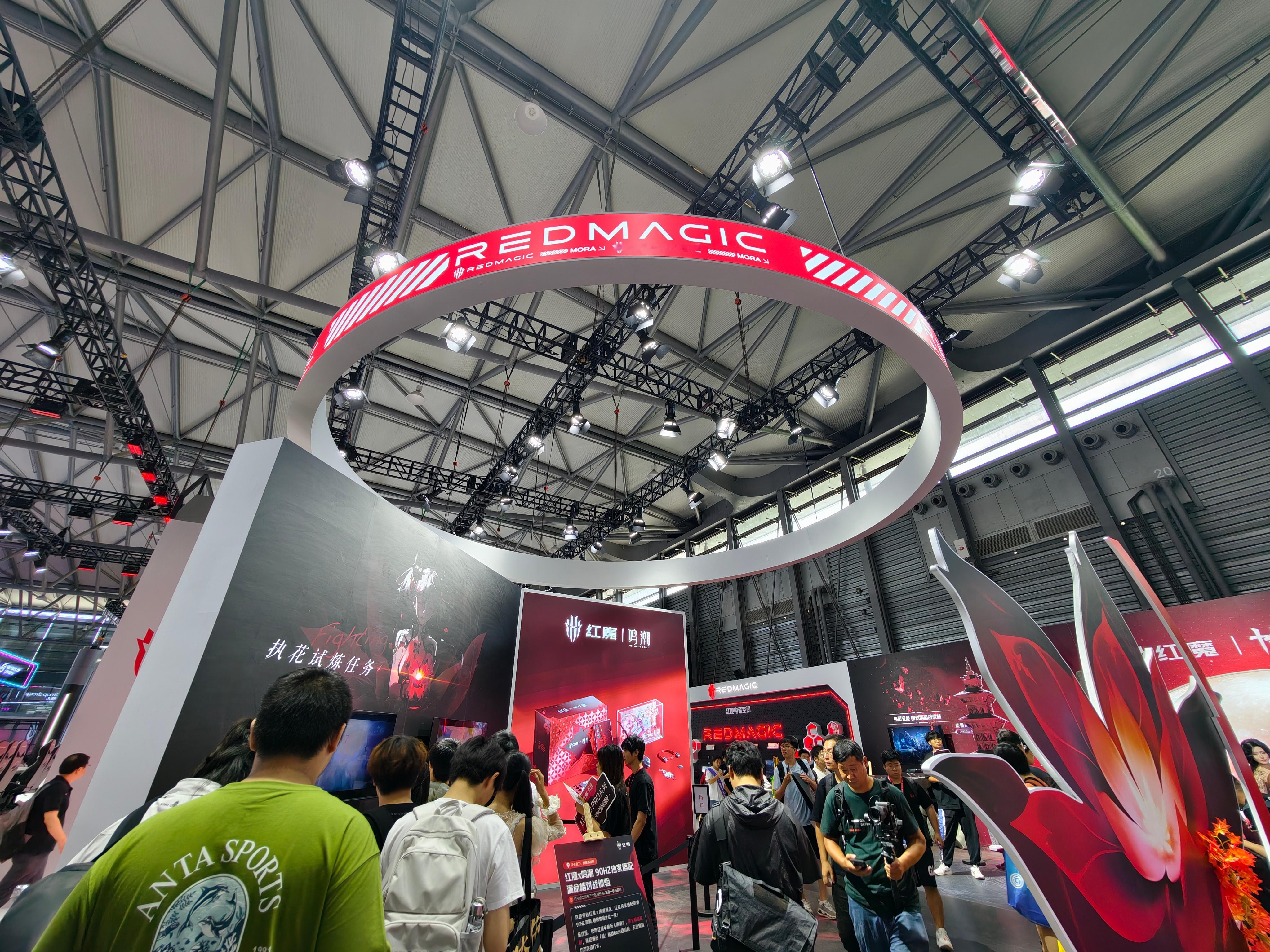 今年CJ我就特别想去一趟红魔展台，首先是因为小尺寸平板，其二就是刚刚发布的红魔1