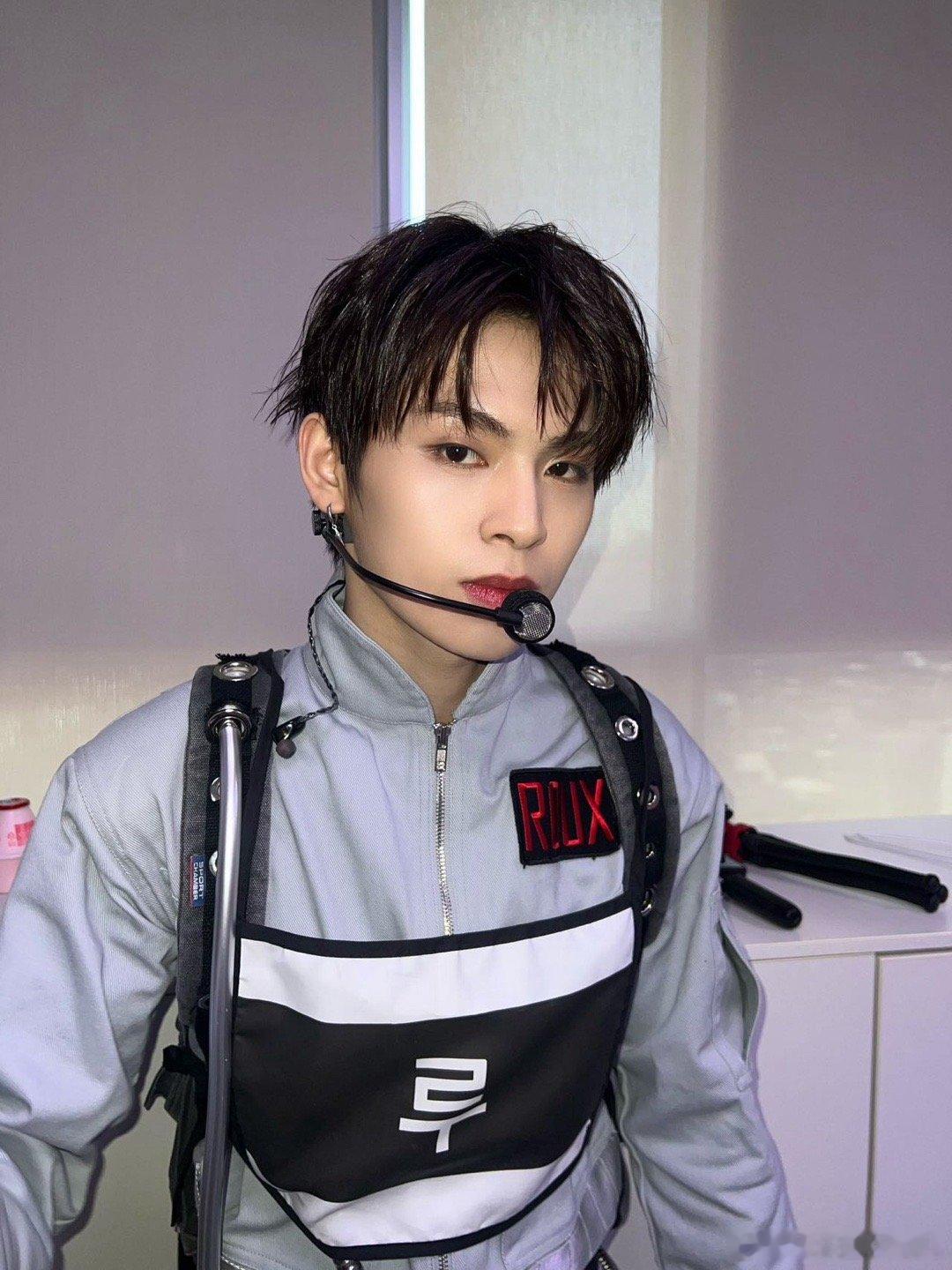 这集是我定制的暗黑幻想系爱豆 AM8IC就是我梦寐以求的男团模样！暗黑系美学与幻