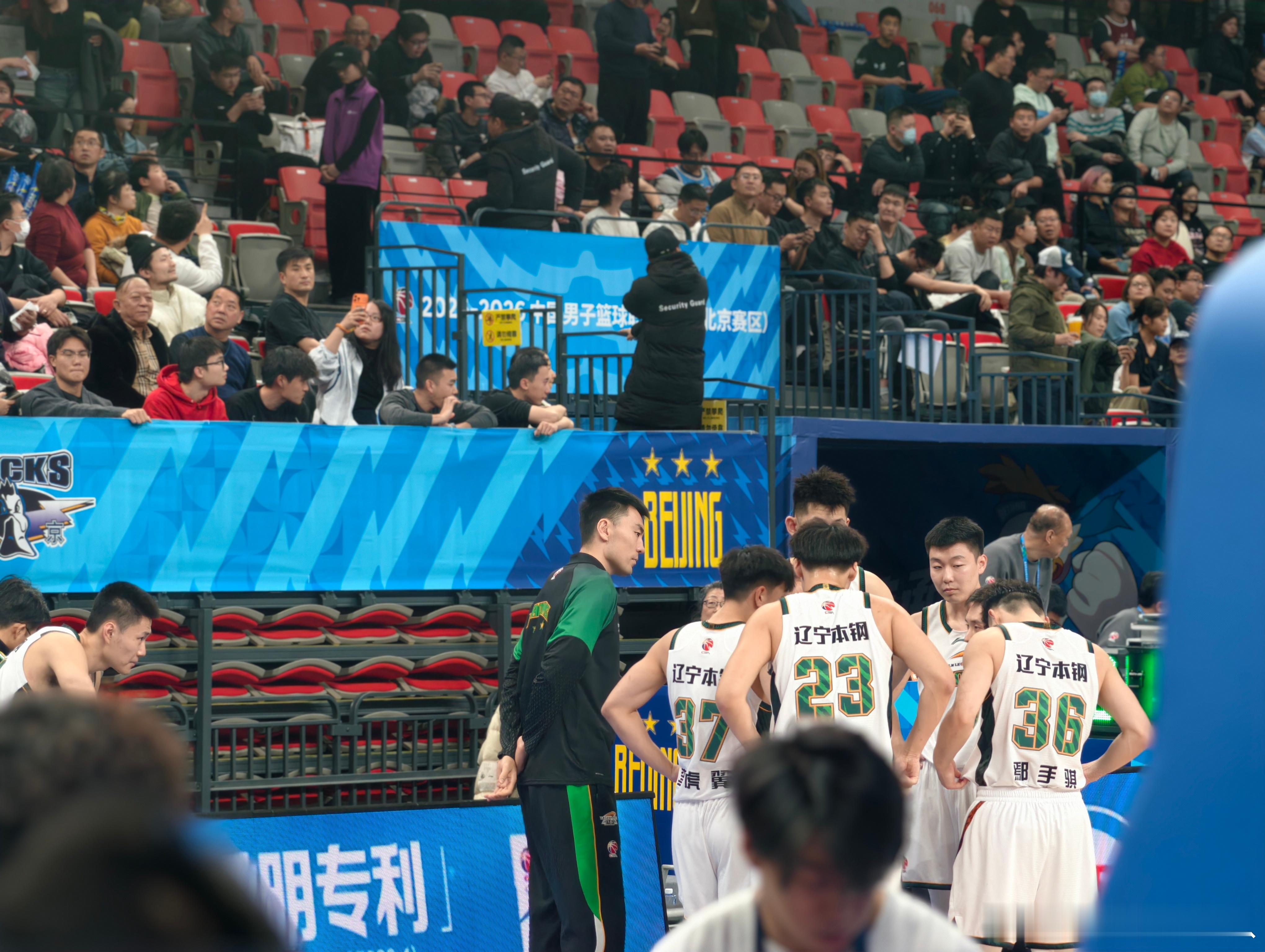 在北京球迷喊出“小将翟晓川”“小将方硕”之后，辽宁球迷也开始呼唤李晓旭好一个CB