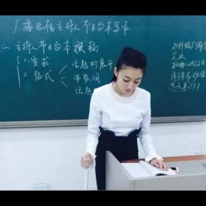 头条平台有三多:
评论教师或退休教师的作品多，不论正评和负评。
喷评大衣哥朱之文