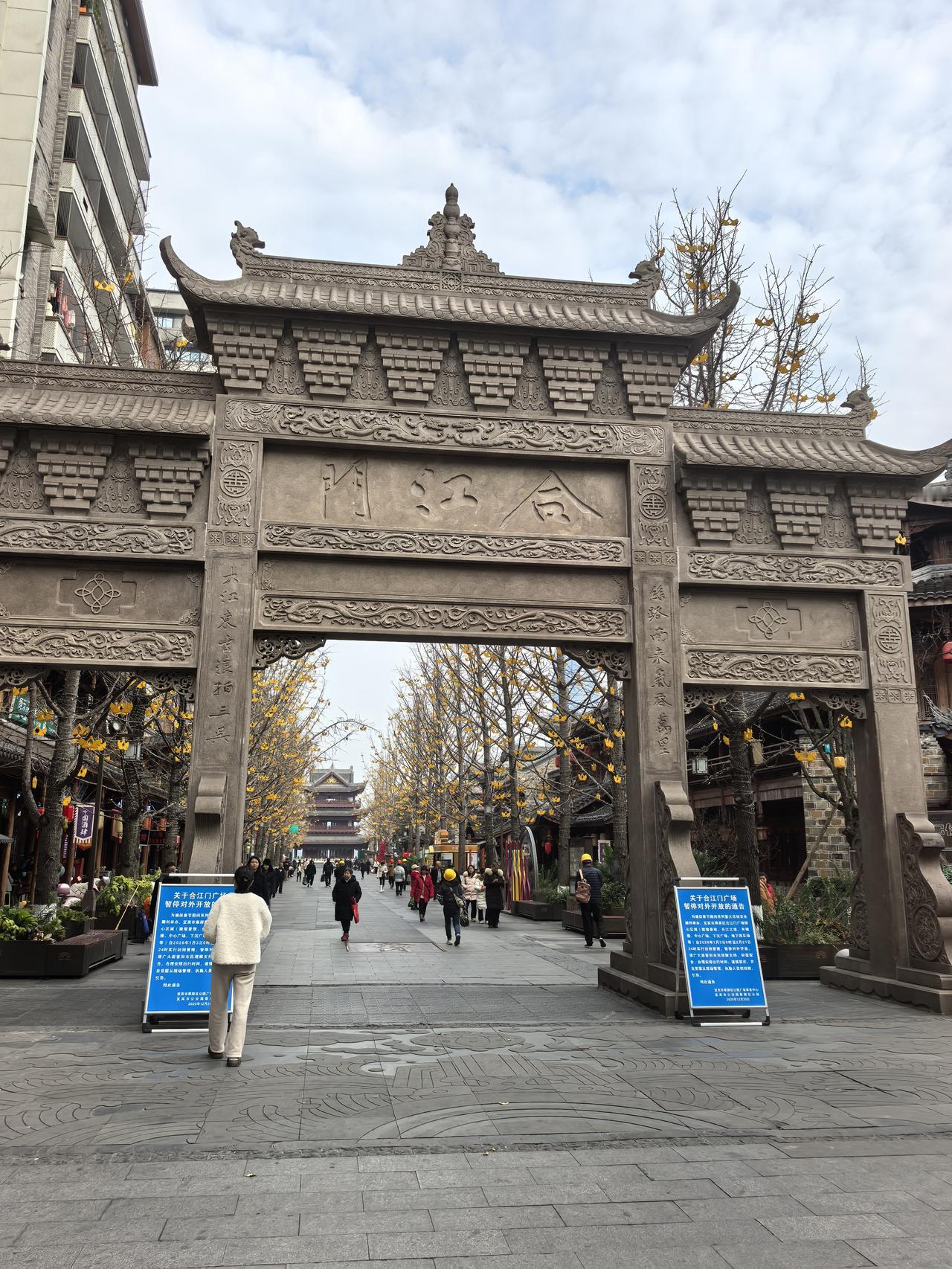 去云南晒太阳，今晚住宜宾
       今天上午10点过，我们从绵阳出发，前往云