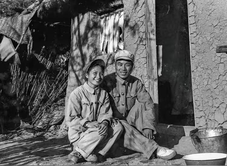 1953年10月，朝鲜谷山瓦宇里， 刚立三等功的孙瑞发，和志愿军女战士袁素芬，并