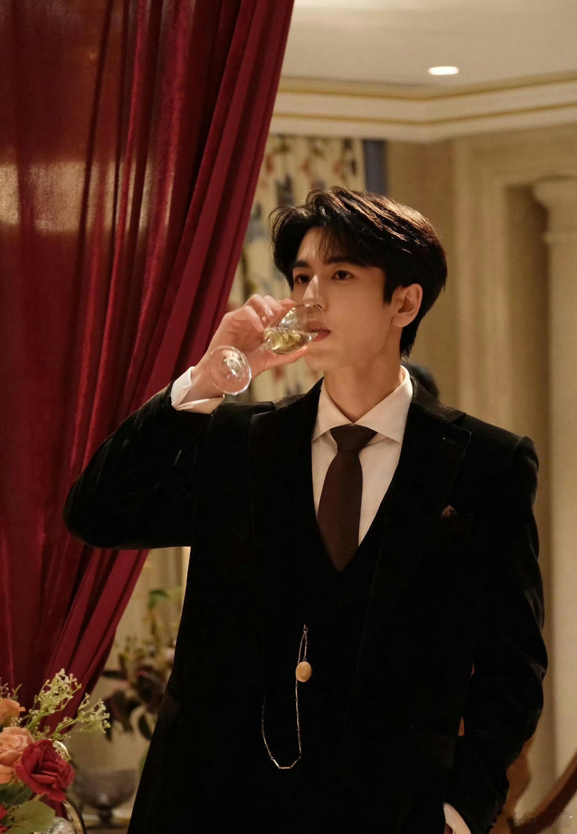 Gucci给这一秒过火投广Gucci首度为剧集投放广告，鼎力支持张凌赫饰演的慕容
