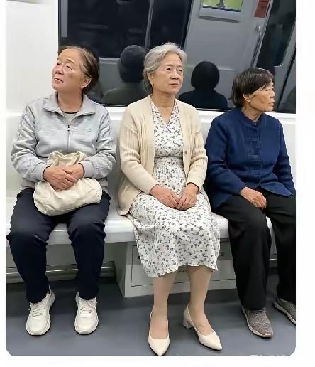 同样的年纪，别样的人生。单从穿衣打扮和精神状态，便能看出一个人过得如何。
地铁上
