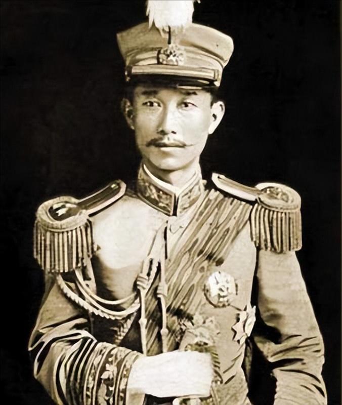 1904年，22岁的蔡锷迎娶29岁的刘长姑，怎料花轿临门，新娘誓死不嫁。蔡锷下不