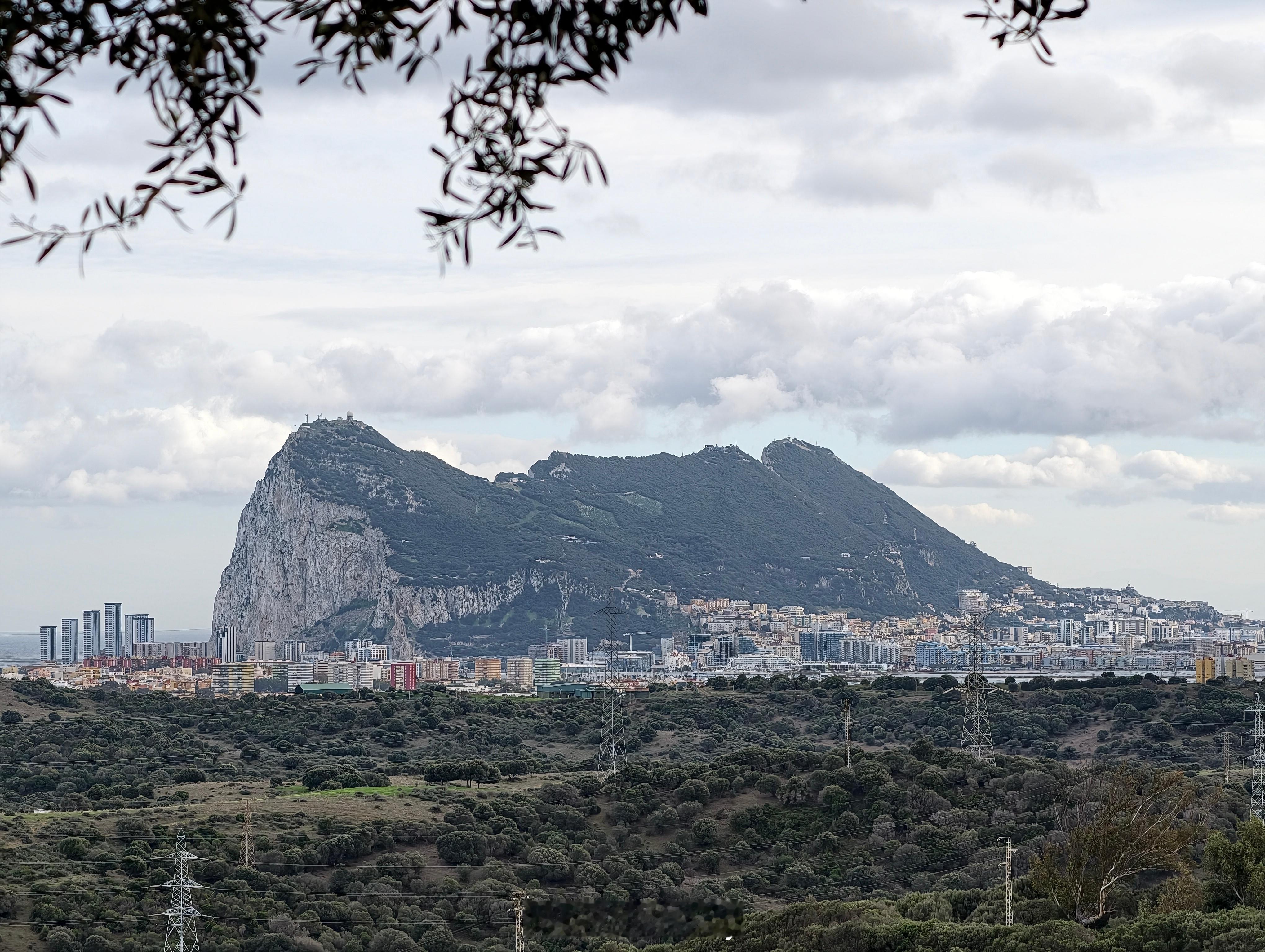 登到最高点，远望直布罗陀，不过需要专门的签证才能过去。 西班牙