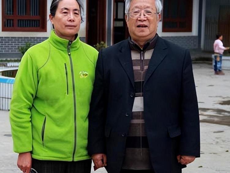 2005年，我国资深外交官朱敏才，毅然挥别儿女的挽留，携妻子悄然远行，从此人间蒸