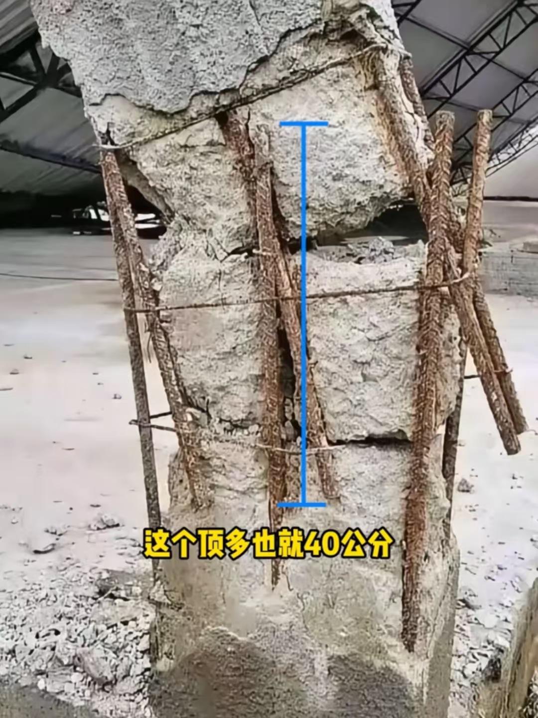 主柱主筋在同一截面进行对接，搭接长度严重不足！
一座大棚在大风侵袭下，棚内立柱严