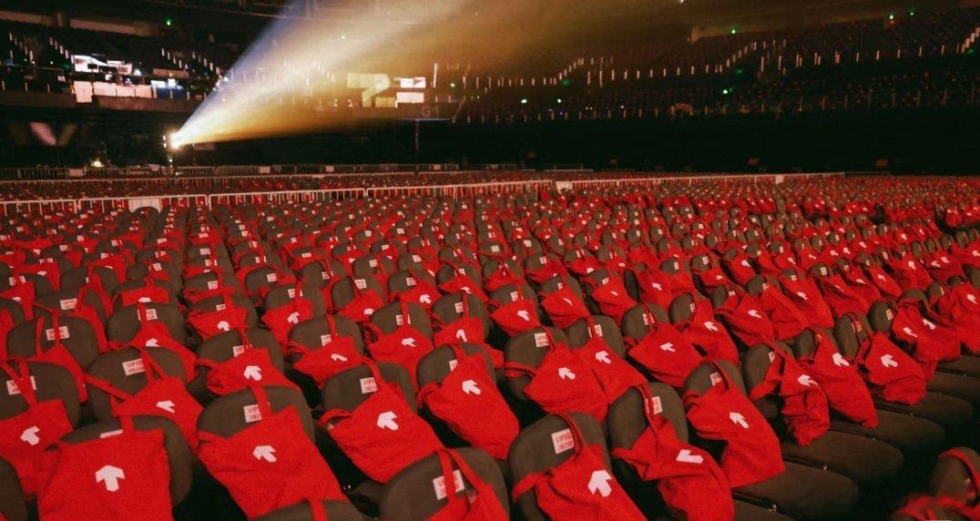肖战演唱会怕粉丝无聊在放小城良方前线速报：肖战演唱会怕粉丝无聊在放小城良方哈哈哈