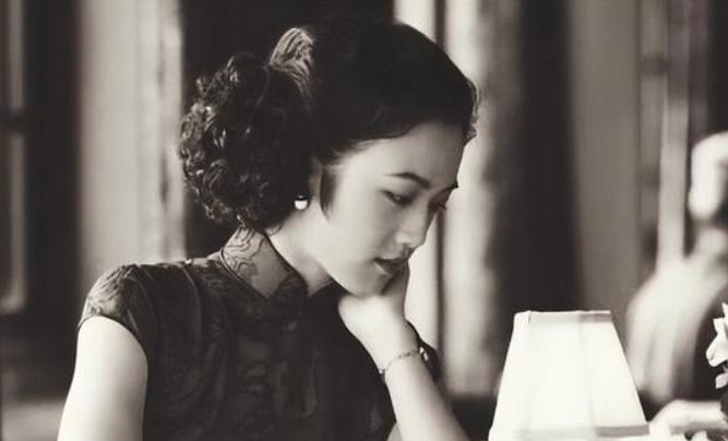 1948年，国民党团长的妻子被6个壮汉按倒在地上，身上的衣服被撕碎，随后惨遭对方