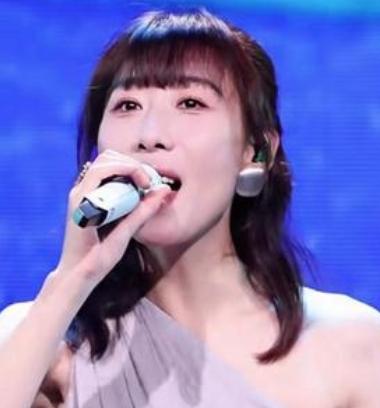 在2026年8月15日的成都演唱会上，任素汐用四川话和歌迷互动。
她用四川话喊出