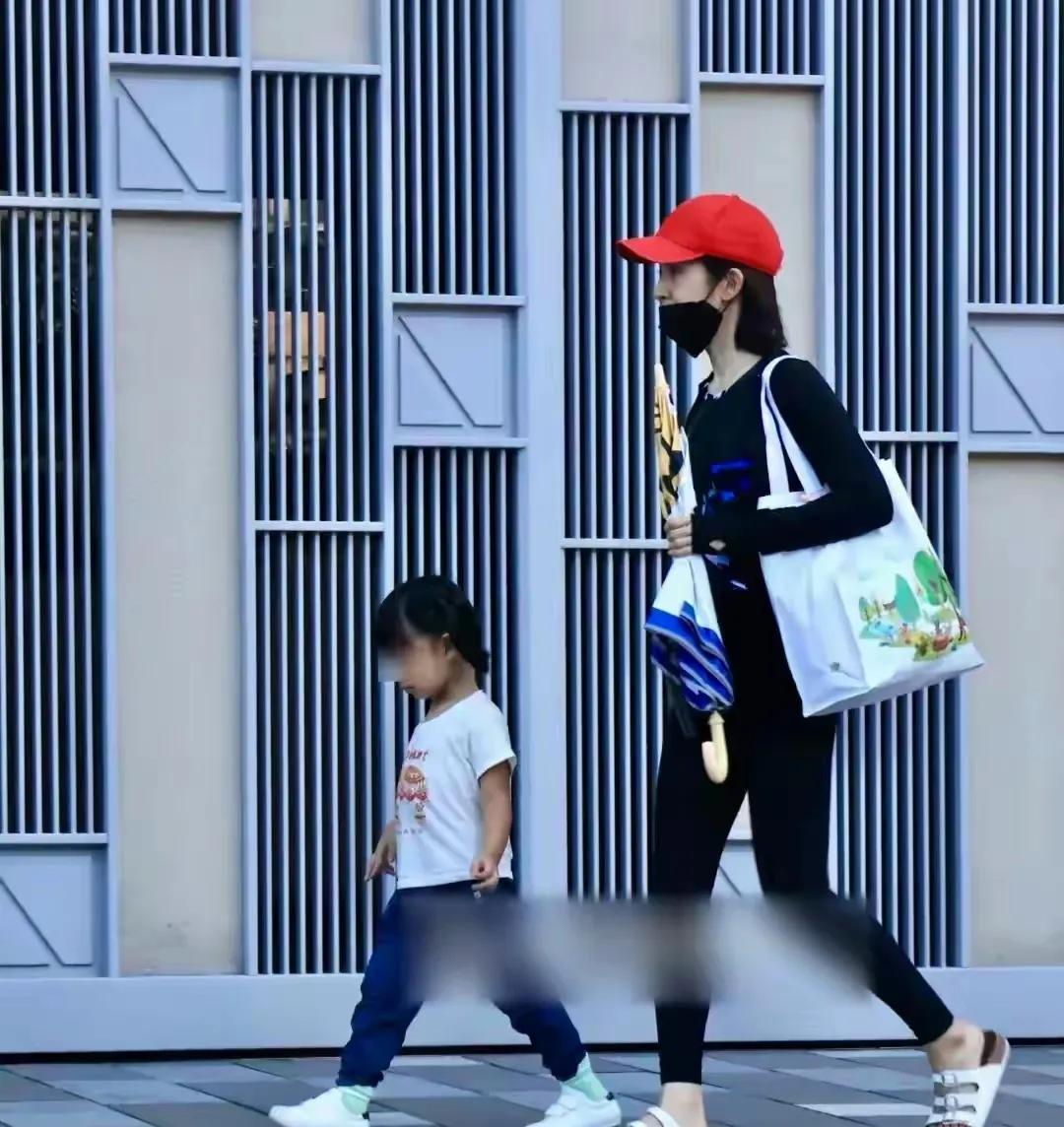 台媒拍到林依晨接女儿放学，没想到她女儿都这么大了，好有爱的一对母女，一会拉手一会