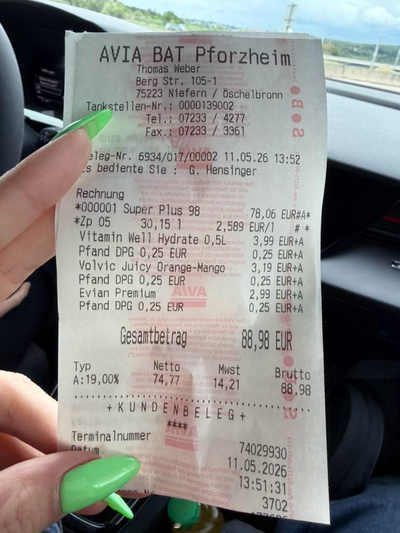 我俩决定现在出发去纽北！！！325km而已～但是油箱还有230km 我说加个油吧