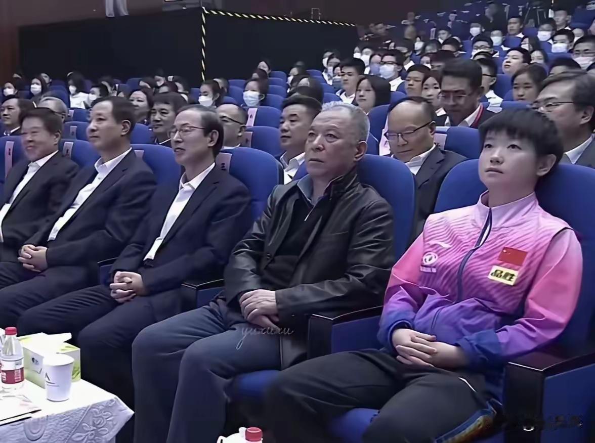 出得厅堂
下得厨房
与大咖名角一起
不失优雅风光
说莎莎引领潮流
既时尚又阳光