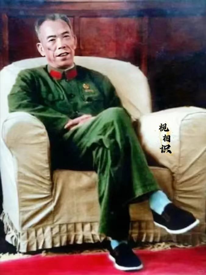 70年代，晚年梁兴初将军的一张老照片， 镜头中他穿着一身六五式军服，脚上是老北京...