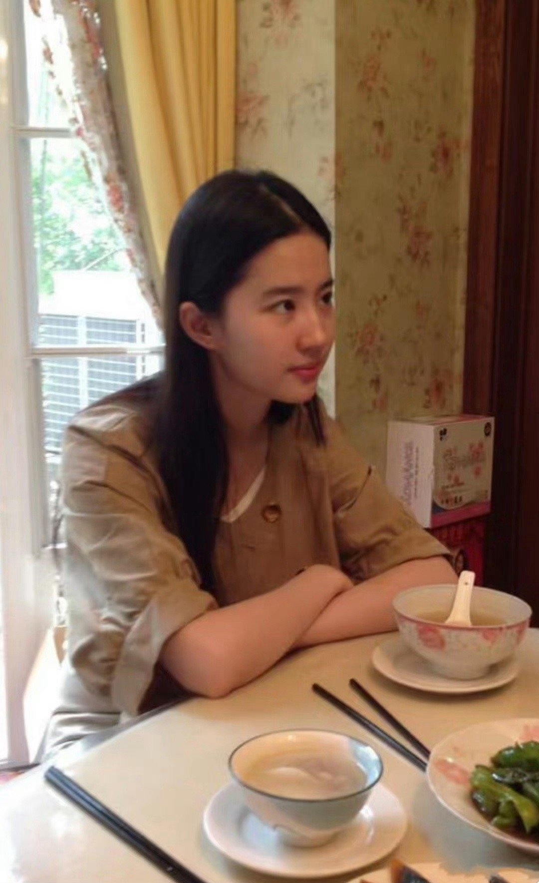 刘亦菲西湖游客照，她真是素颜照最多的内娱女星了 ​​​