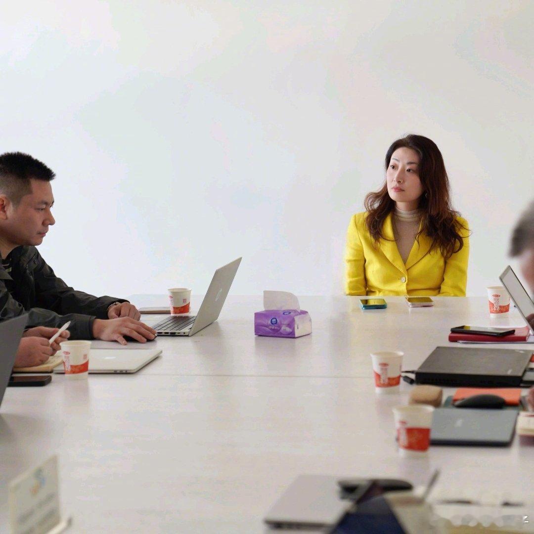 宗馥莉出席宏胜集团工作会议就算不在哇哈哈任职，也有股份吧，重要场合也会出现 ​​