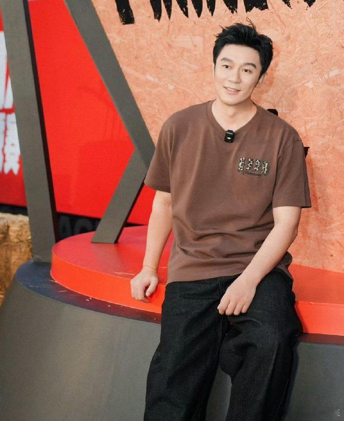 李晨怎么还问选手是不是单身 李晨自带满满的综艺感，主持比赛不局限于流程，忍不住好