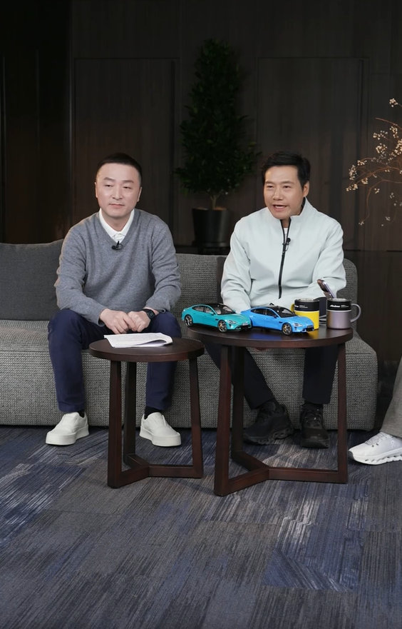 【雷军称有两件事请大家帮忙】称有两件事请大家帮忙：第一点是请大家关注社交账号，如