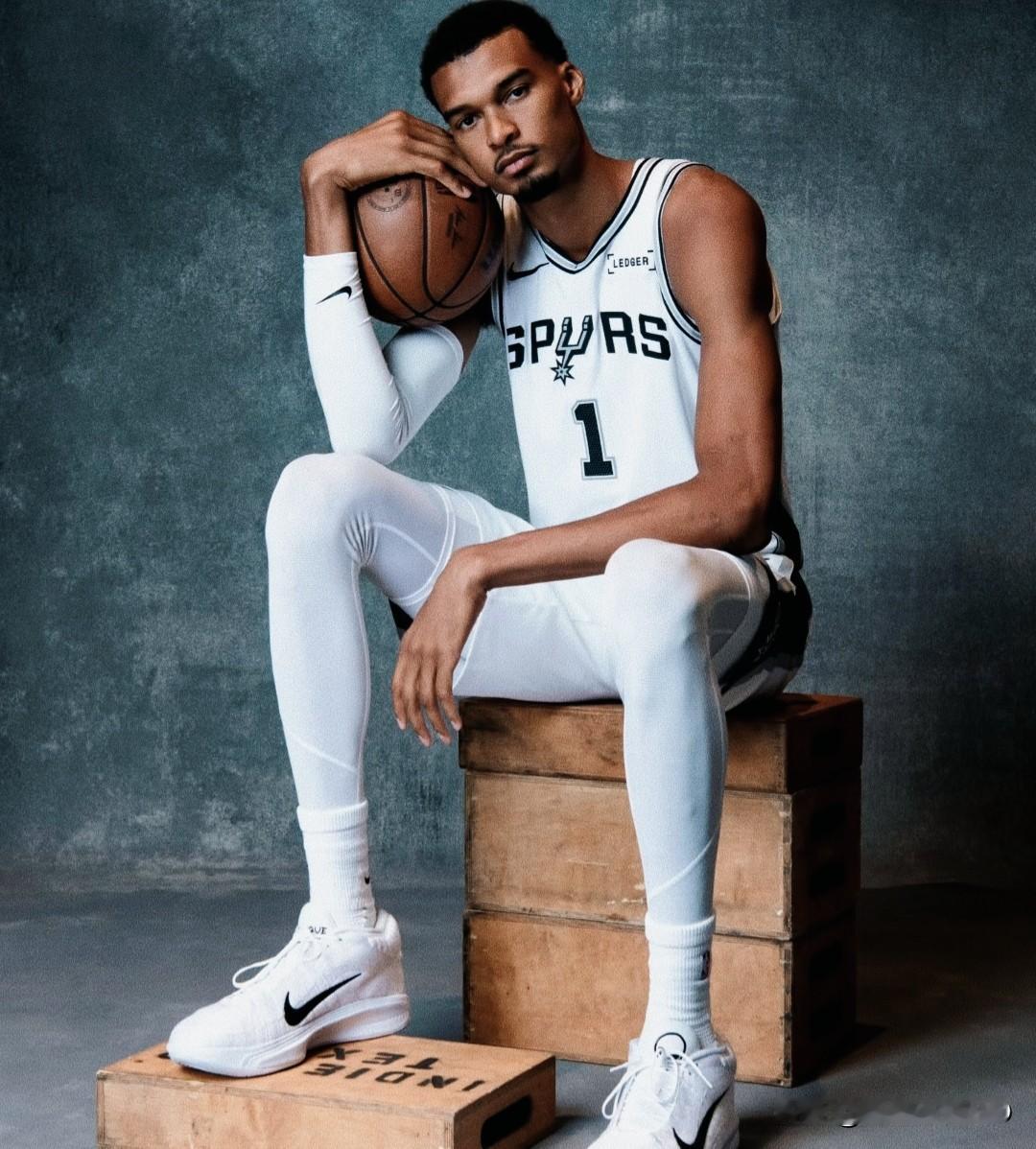 领先19分也能输！
文班亚马就这水平还嚷嚷着要MVP？
NBA季前赛，马刺首节狂