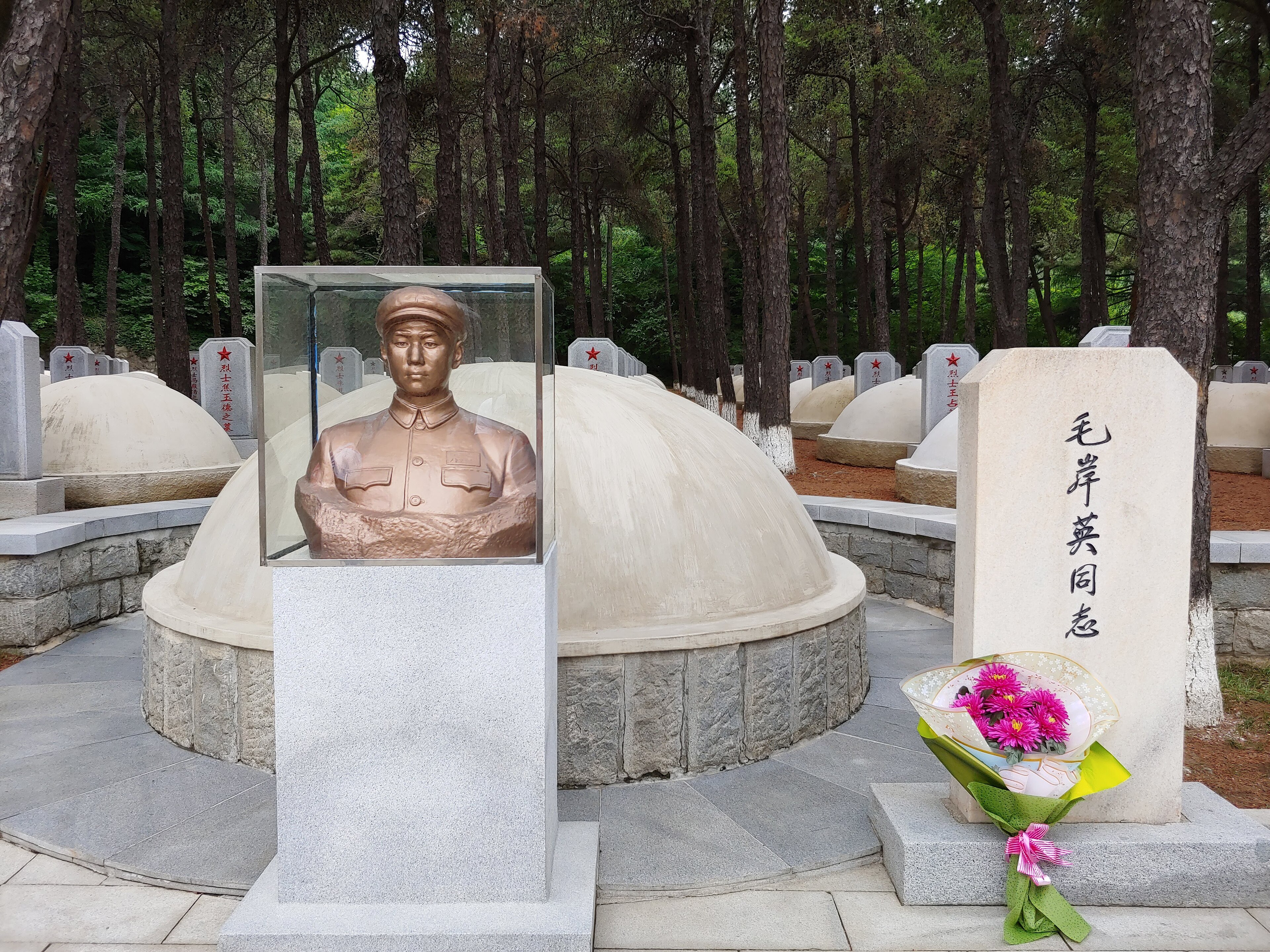 金正恩参谒志愿军烈士陵园桧仓中国人民志愿军烈士陵园位于朝鲜平安南道桧仓郡，陵园附