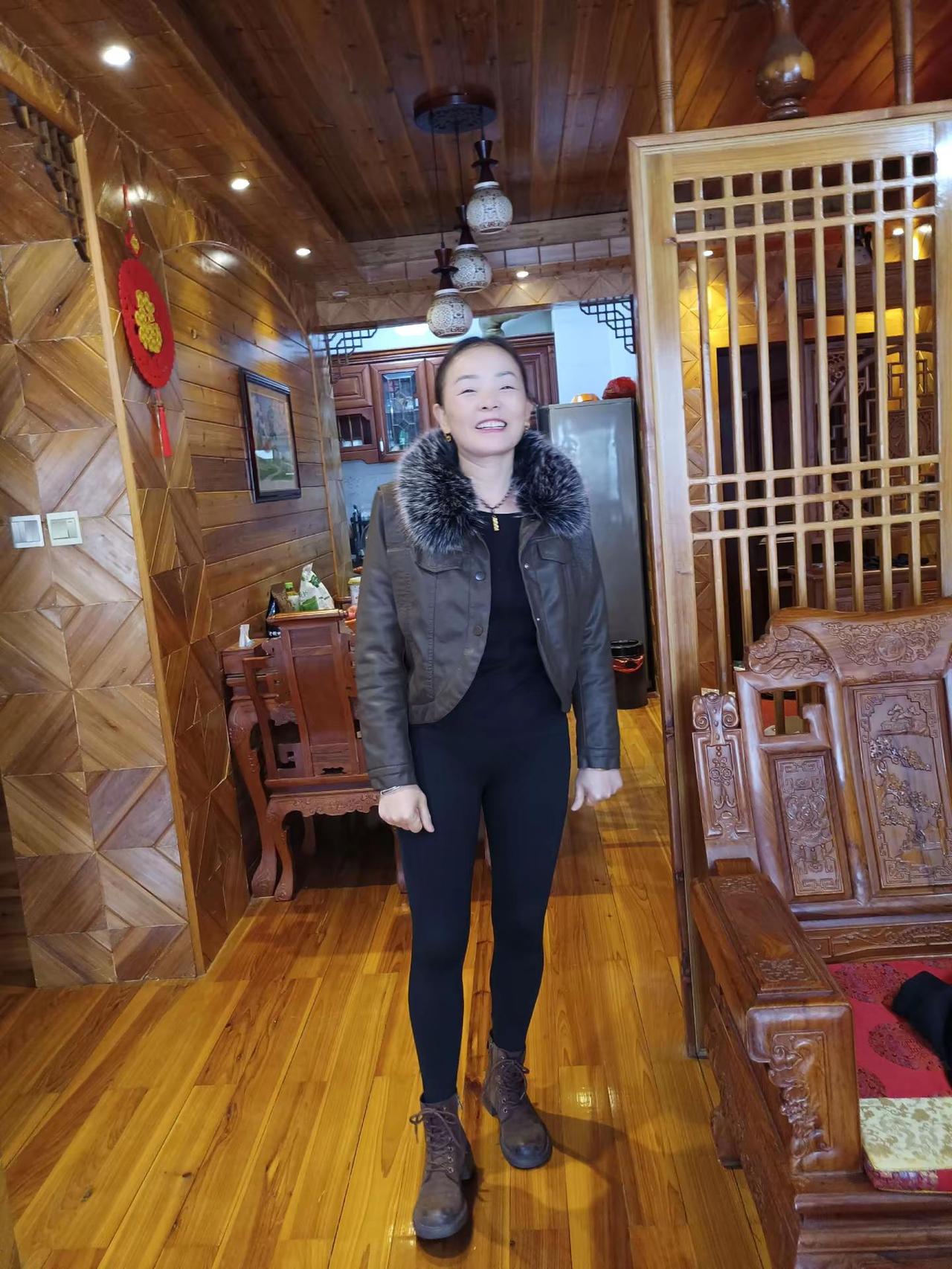 帮我老婆买的衣服长款的吊牌还没剪，觉得合适她穿吗？亲们