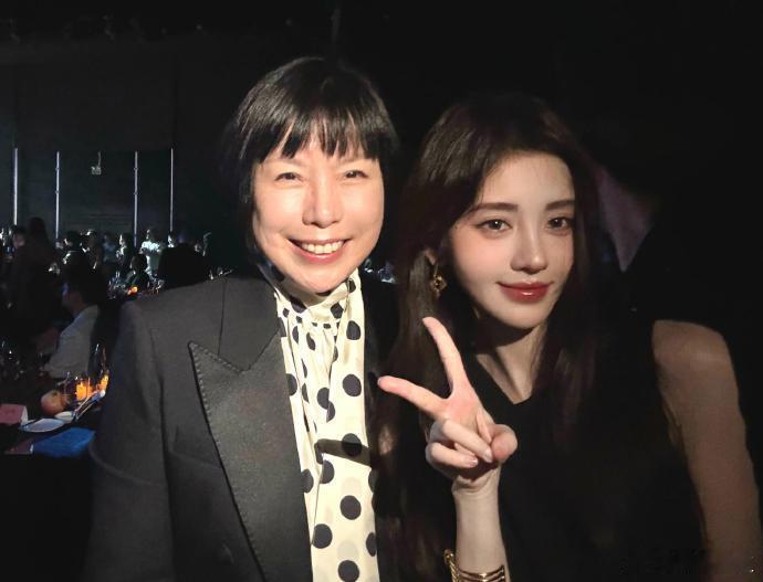 #鞠婧祎张宇合照#鞠婧祎新照片🈶与VOGUE创刊主编合照，宝宝好漂亮[哇]请多