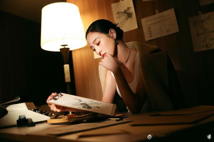 张钧甯没有技巧就是硬帅 从她的黑白黄相间警戒线大片中，能深切感受到张钧甯对时尚的