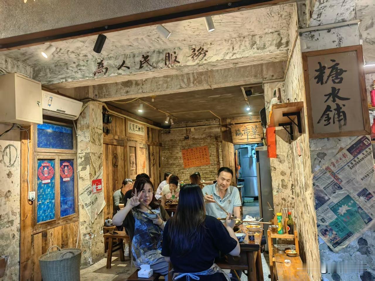在重庆的电影院里吃火锅

周末的傍晚，我和朋友买了七点半的电影票。不是去普通影院