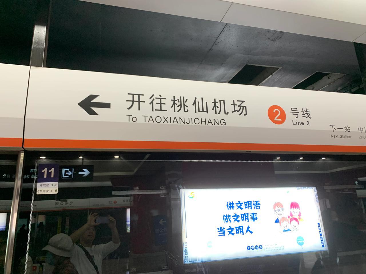 我是81年的，我白活43岁，我老婆新找了个单位，一个牛肉专卖店，老板是91年的，