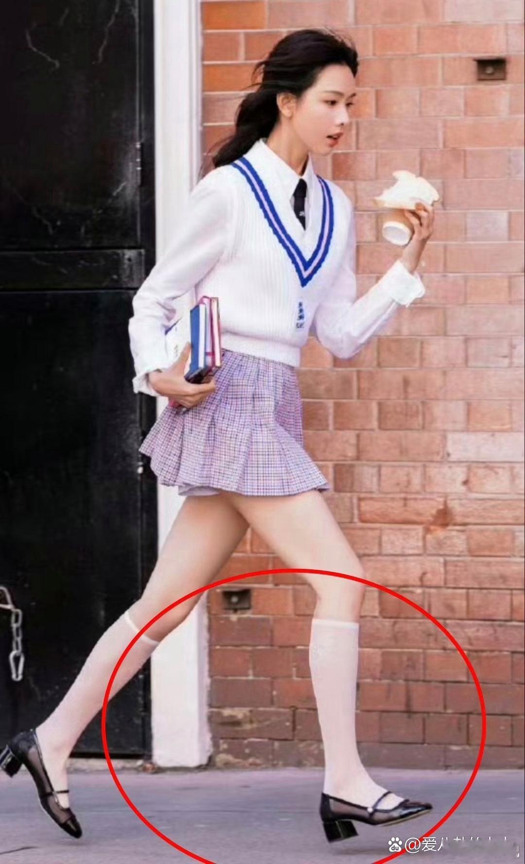 陈都灵袜子搭配这种鞋子，看起来很奇怪啊，真的有人喜欢这种？ ​​​