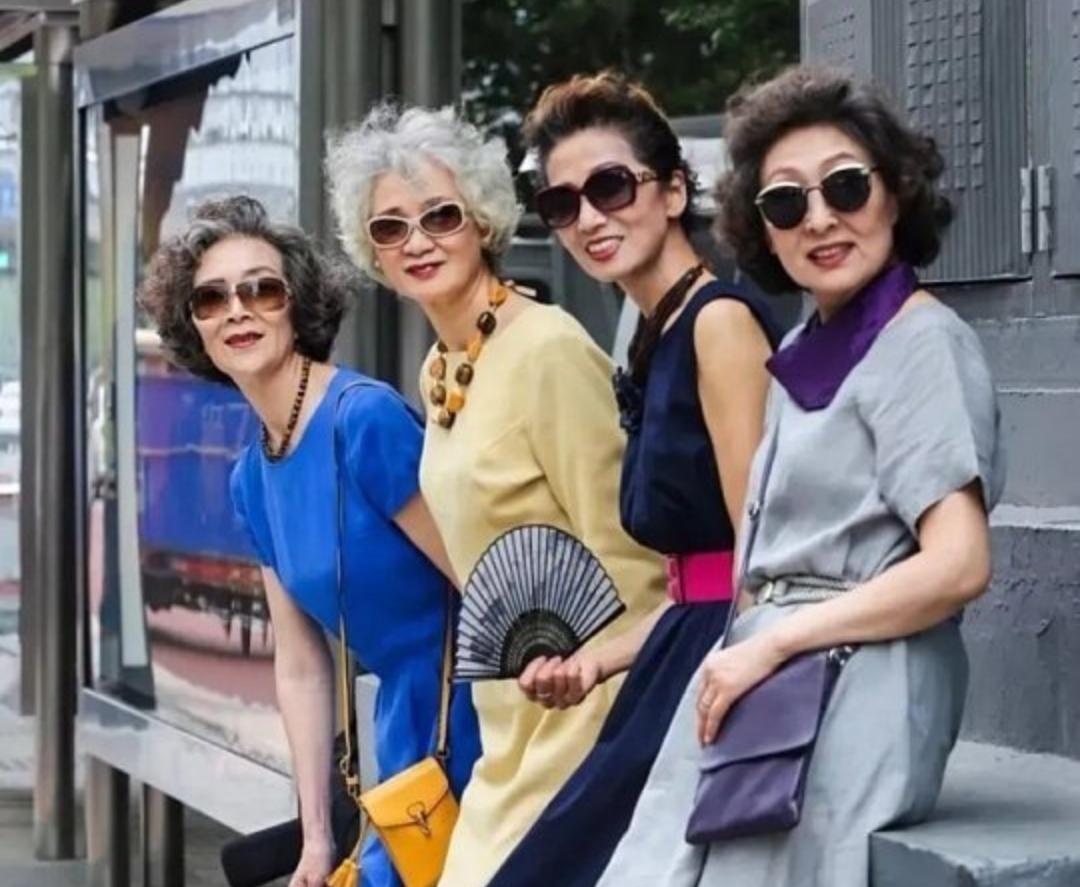 满大街都是朝气蓬勃的老年人！网友破防：这届老人活得比我们潇洒多了！
 
所有打工