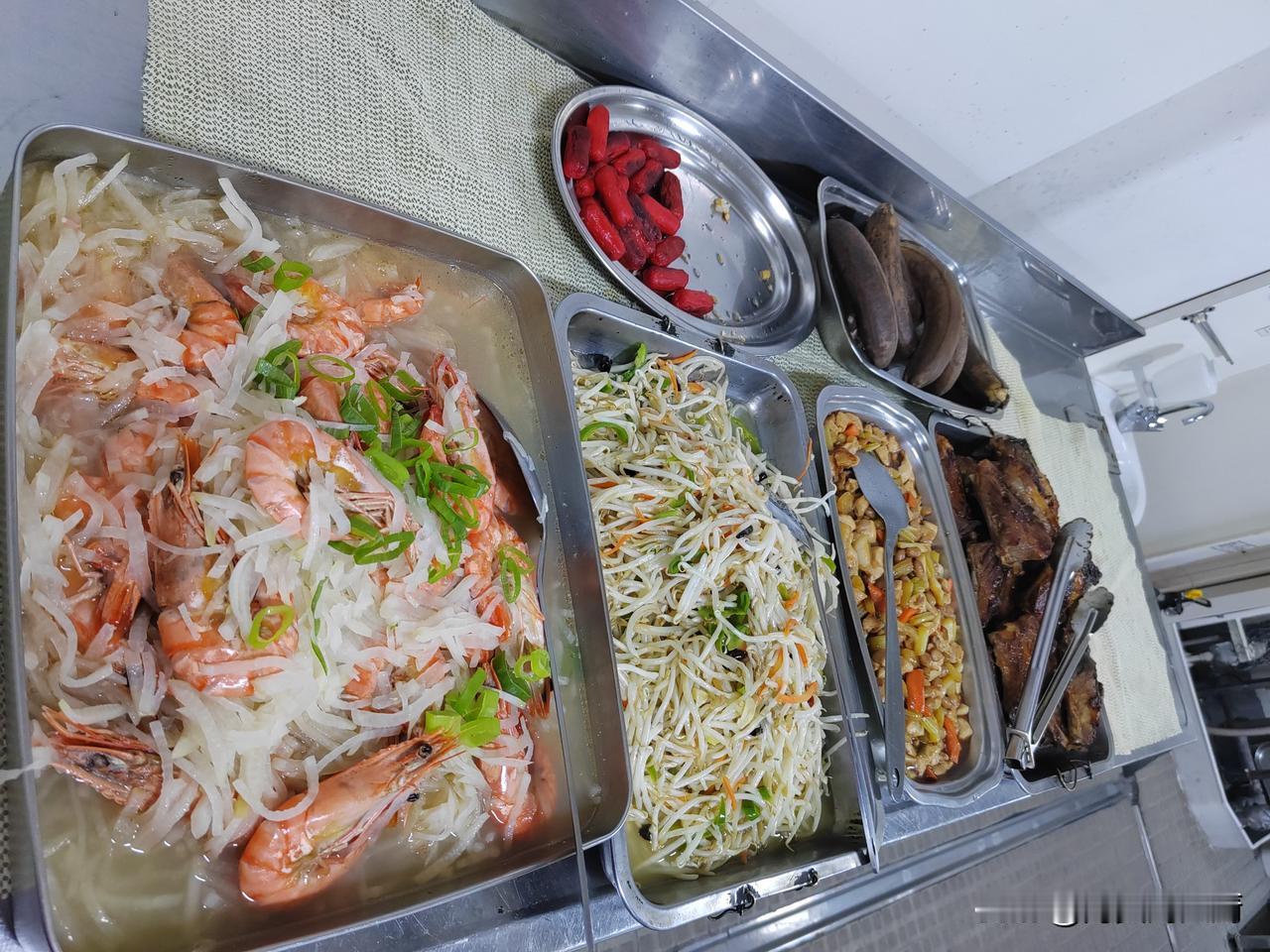 从日本开航已经四天了，航行到哪里也不知道，就是感觉已经很热了，今天是周末，上周末