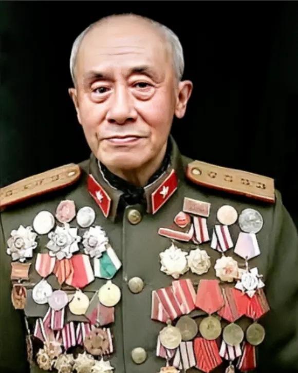 1938年，八路军排长肖万世因手下小战士捅死挑衅的日军俘虏，被上级以驭下无方撤职