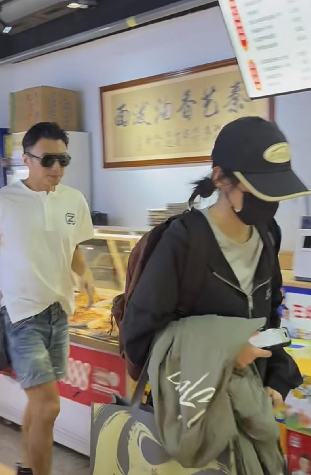 谢霆锋西安一面馆吃饭，
不仅吃了一大碗三合一，
走时还带了两肉夹馍，
看来对陕西