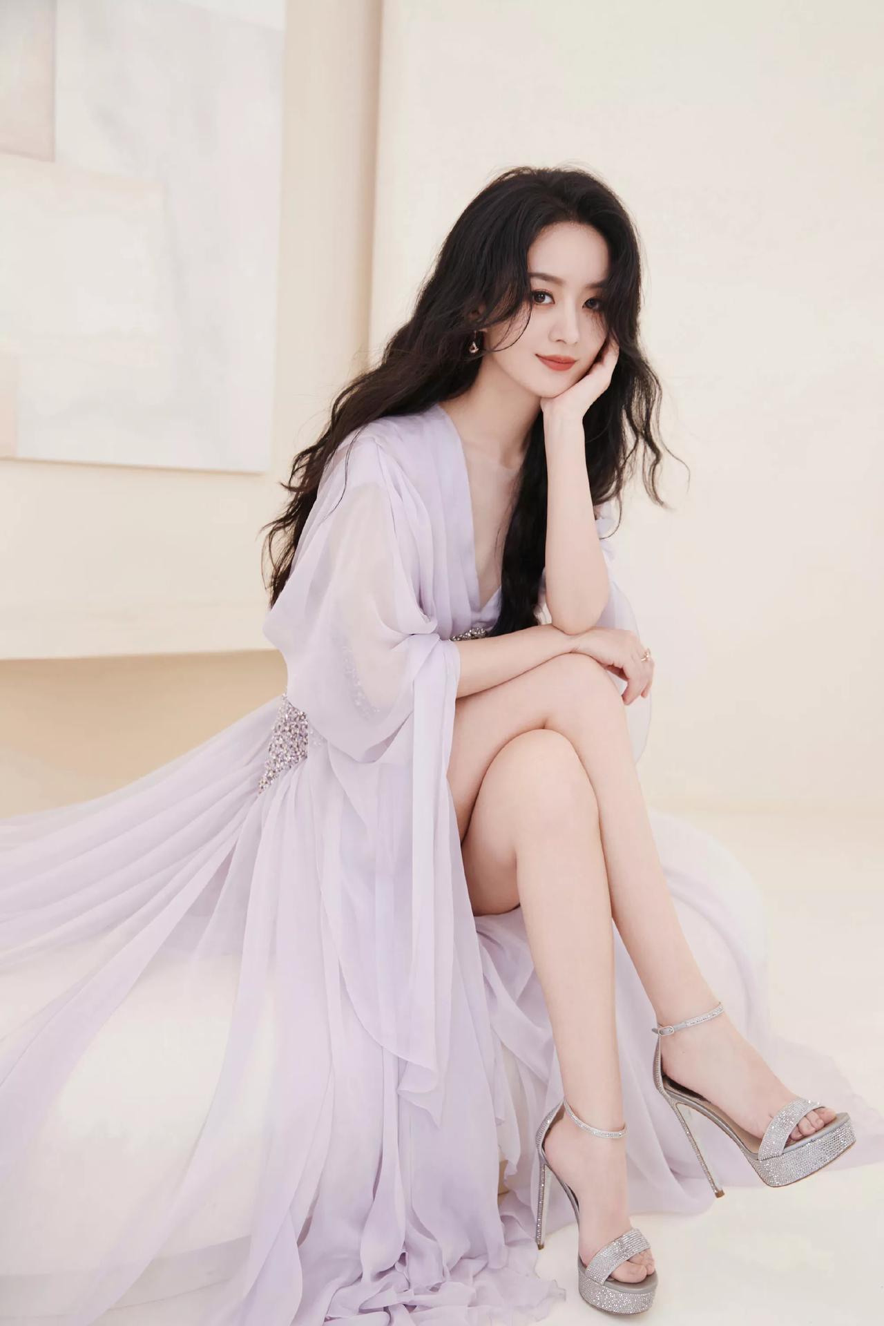 赵丽颖的几组写真集中
最吸引人眼球的莫过于半透明白色的这一套，白皙的皮肤，从脚指