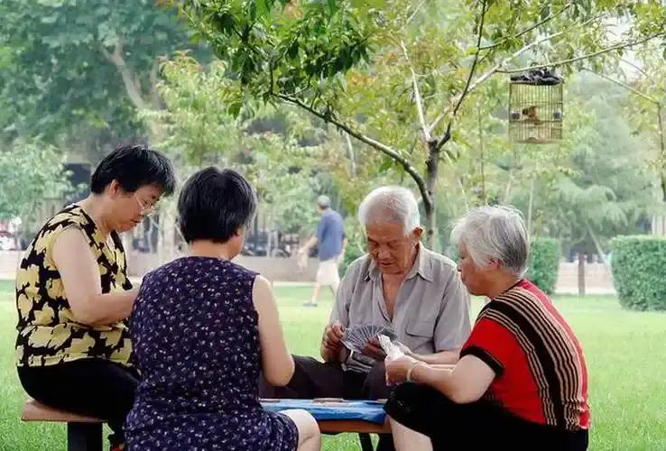 晚年幸福不靠天不靠地，就靠这六样实在东西
 
73岁老人掏心窝子的话，道尽晚年最