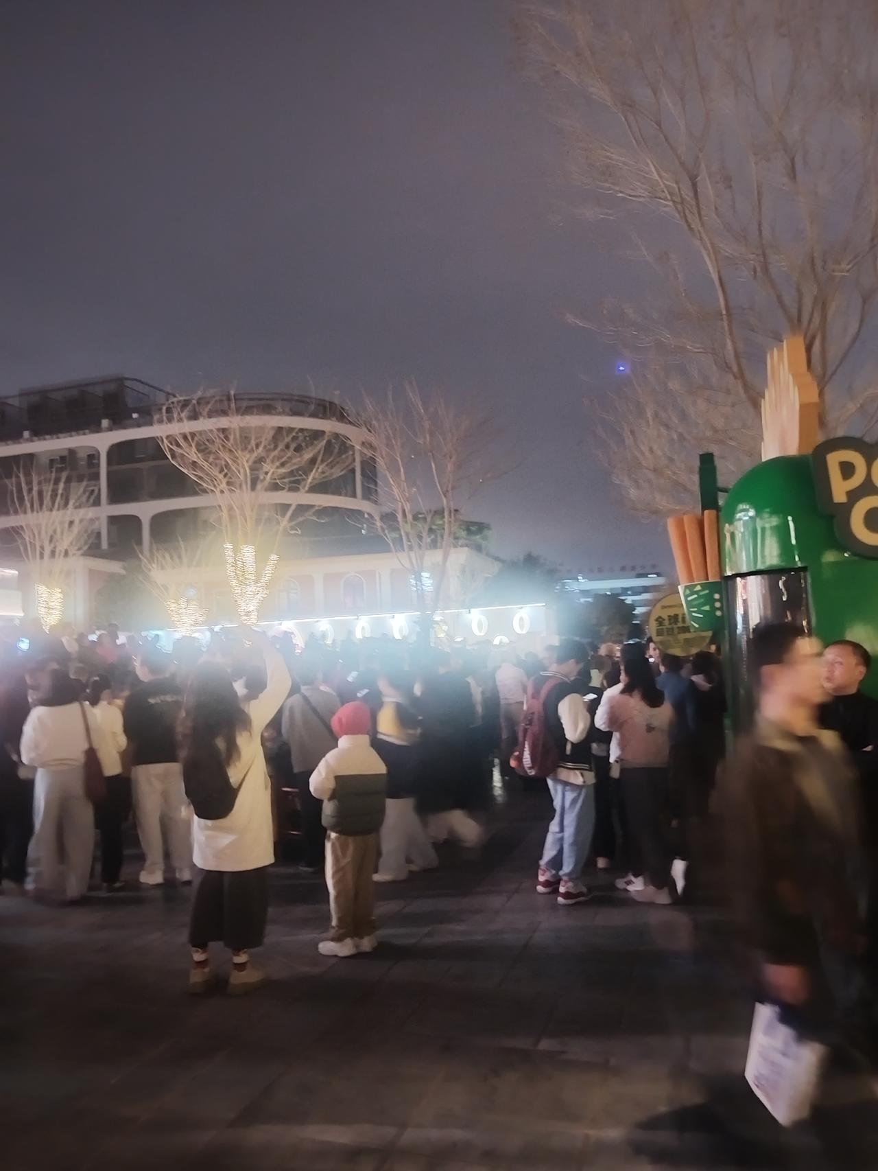 今晚白鹅潭烟花秀，整个江边都是人，没有预约，连江边都无法靠近，人多到让人无法想象