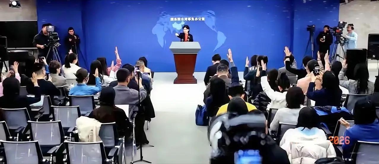 在国台办举行的例行新闻发布会上，屡次出现台湾记者提问时将台湾地区领导人称呼为“总
