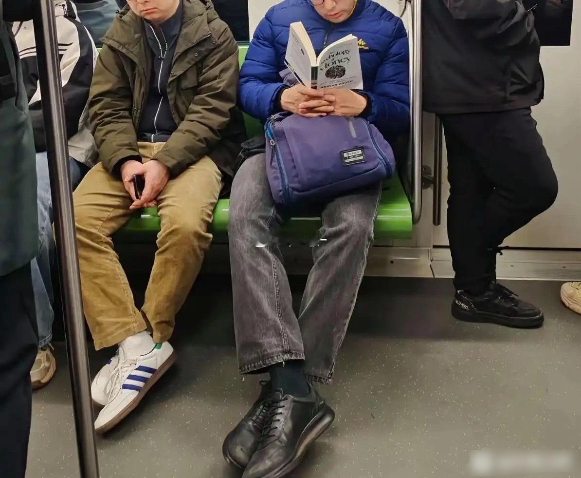 这种在地铁上拿本书的人是什么心态？ 