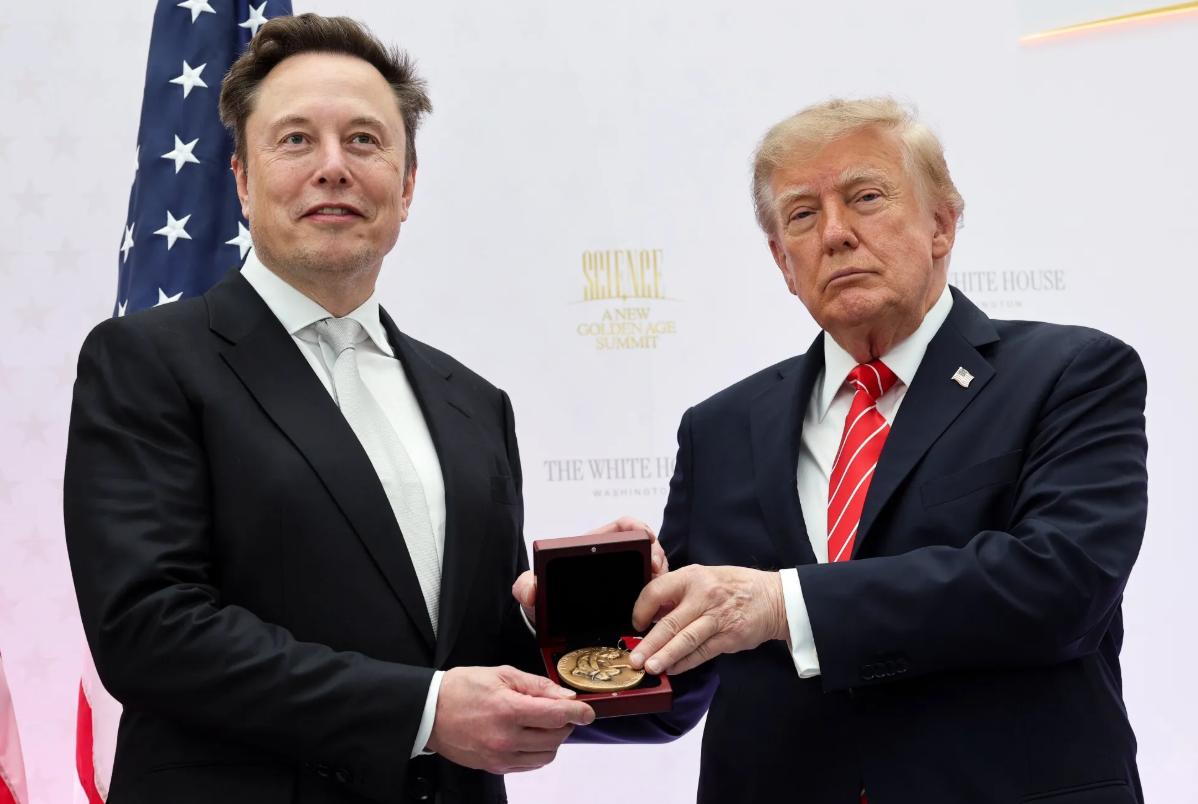 距离美国中期选举只剩不到三周，马斯克大手笔力挺特朗普与共和党，跳出传统资本捐钱竞