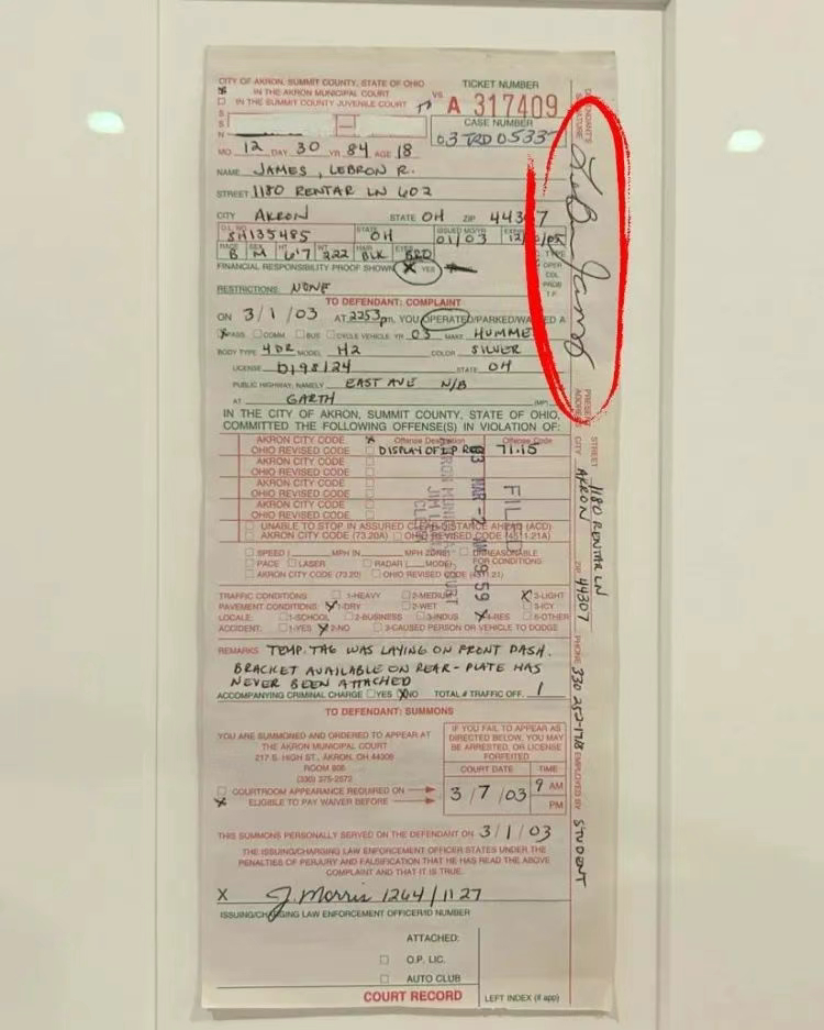 一张2003年的詹姆斯签名的交通罚款单，近日被拍卖出了8500美元的价格。据悉，