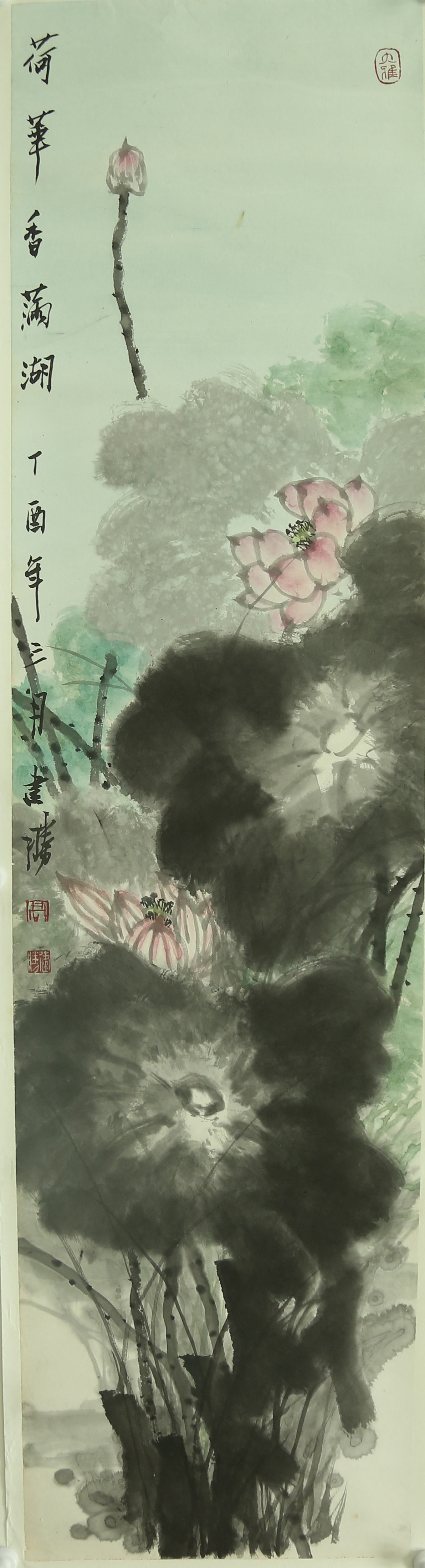 《荷韵清魂，墨色生香》画中荷叶以泼墨写意，墨色浓淡交织如风云变幻；粉荷设色淡雅，