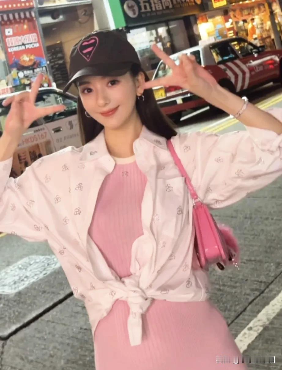 方媛怀孕三个月还是这么美？！妆容精致甜美可人！她表示开启暑期模式。看来家里的两个