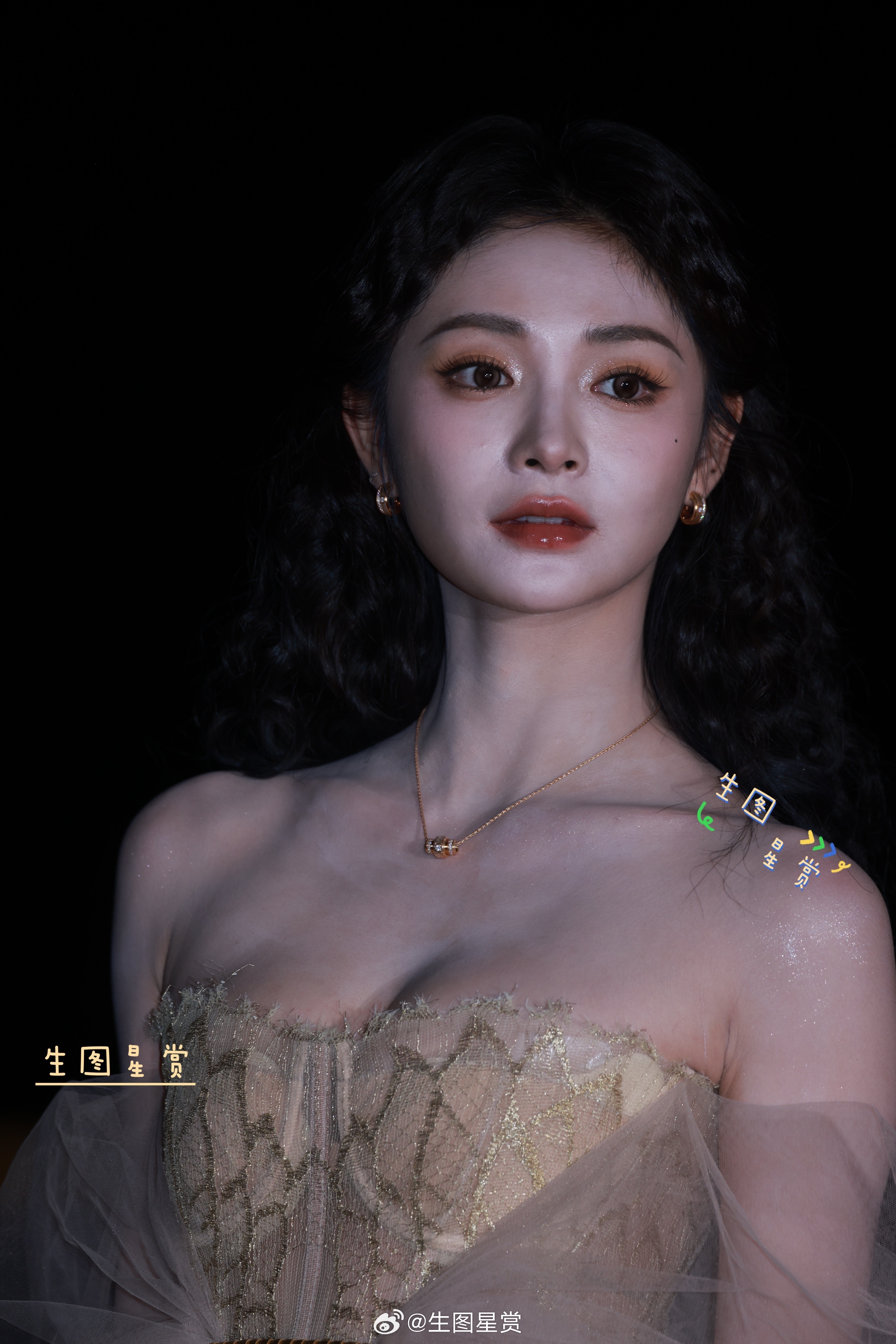 复古风的周洁琼，明艳生香，是油画里走出来的公主👸🏻[期待]🌸栩栩华生时尚文