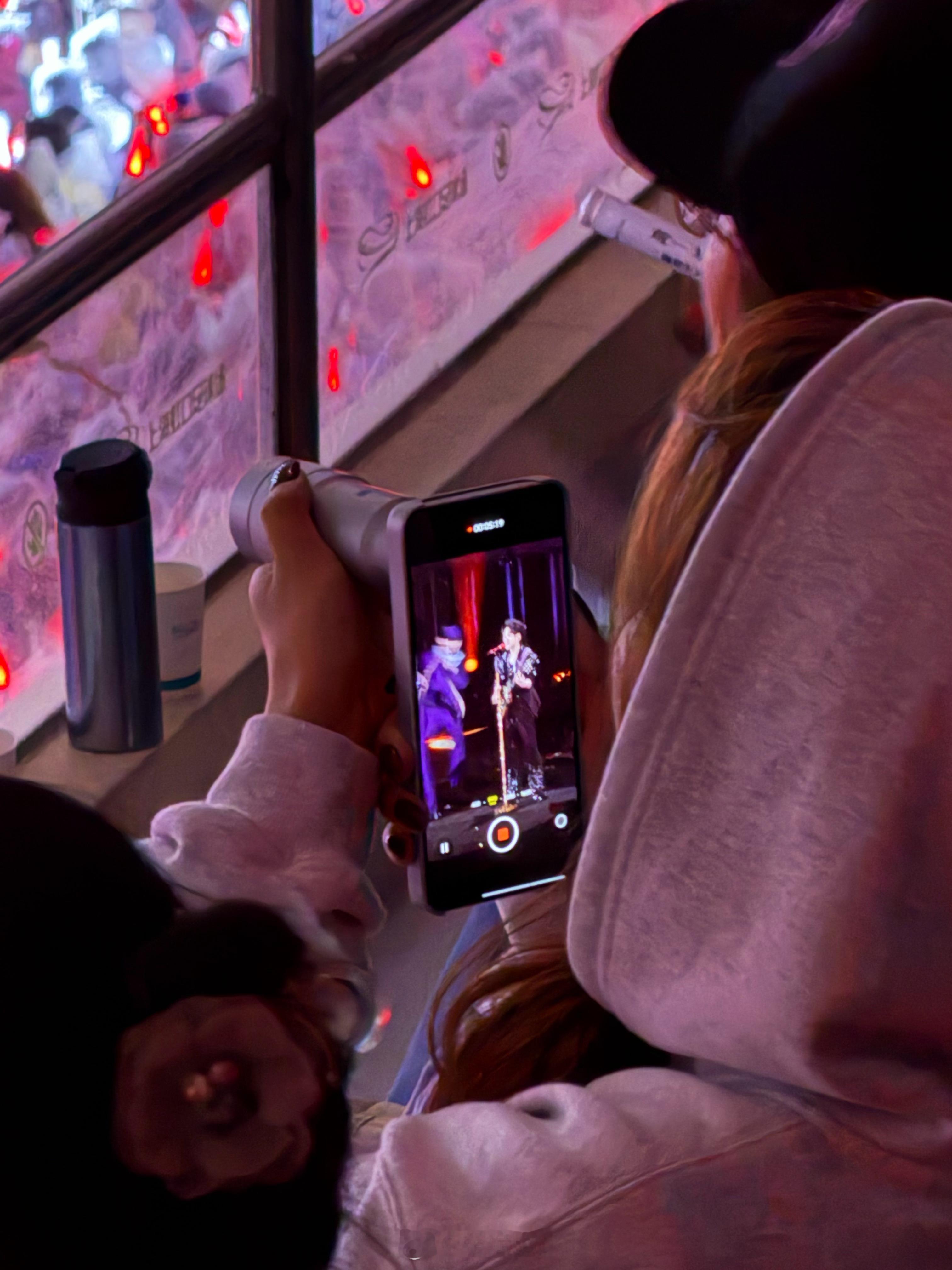 果然演唱会神器，等我有钱了一定也买一个 