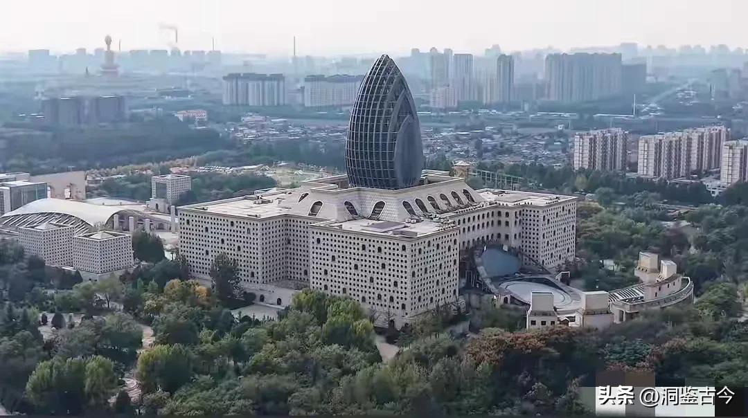 兖州区GDP接近700亿，这成绩挺亮眼，但未来5年还有三场经济“硬仗”要打。
首