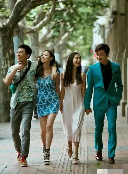 四星同框，我一眼就认出了喜容绽放的朱亚文与身着短裙的倪妮，当然还有开怀大笑的杨颖